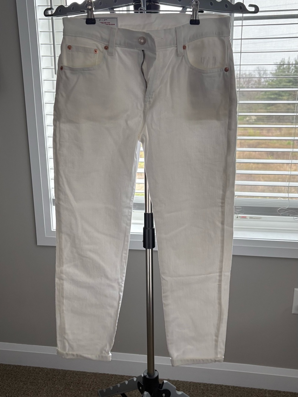 GAP Women’s White Slim Straight Jeans